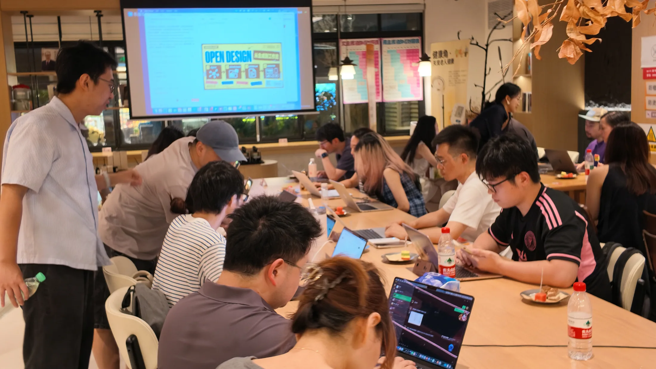 Participants following a step-by-step AI PPT tutorial during the Shanghai workshop.